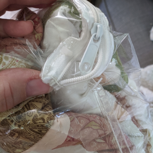 NIP French tassel design THROW quilt 50x50 - Picture 8 of 8